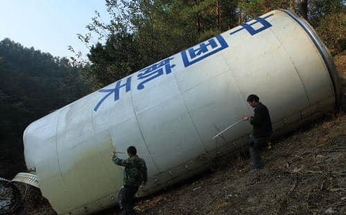 沒有什麼陰謀論！林俊憲附圖PO文問：這麼大一根！掉在你家怎麼辦？