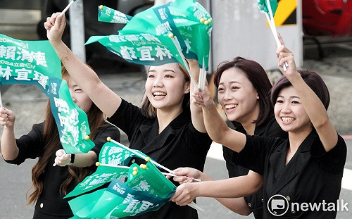 現場直擊》賴清德掃街年輕人兩樣情 南台灣相挺者眾 台中多人比倒讚