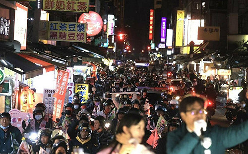 陳其邁合體黃捷嘉年華再現　車掃成行動演唱會高唱《紅豆》