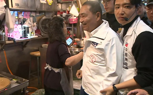 選前最後衝一波 侯友宜陪羅廷瑋掃市場 強調要與年輕人站在一起