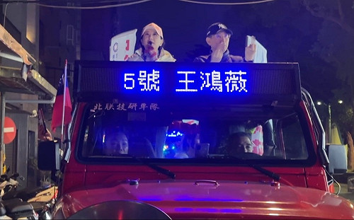 王鴻薇夫對民眾比「雙中指」拒道歉 苦苓批囂張：公開說明選民怎樣挑釁？