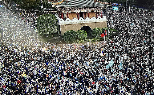 柯文哲凱道之夜》支持者溢出景福門  18：15主辦宣稱人潮逾10萬人 