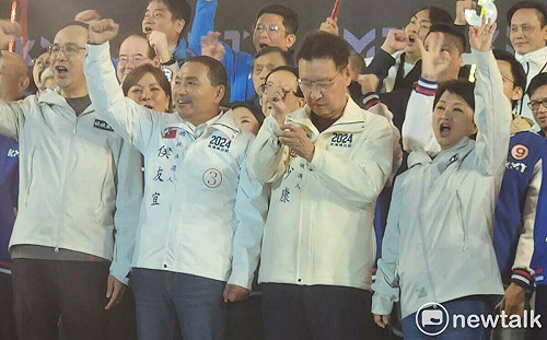 選前之夜人擠爆板橋運動場外 侯康選大進場喊破22萬人