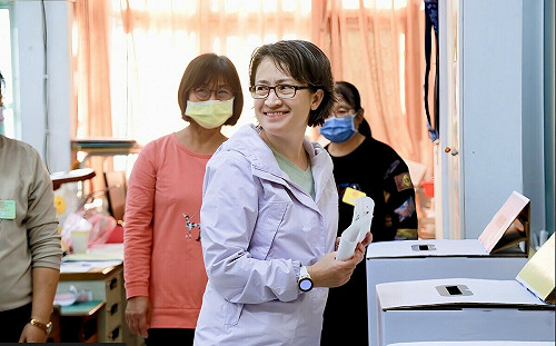 一度忘帶身分證！蕭美琴現身永平國小投票：緊張又有信心