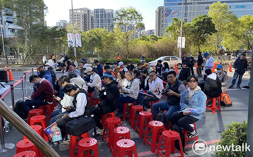 等待4點開票 支持者聚集柯文哲新莊全國競總