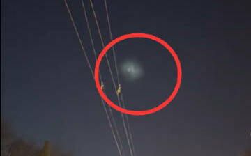 （影）是飛碟還是火箭？ 北京夜空驚見發光不明飛行物 目擊者：速度很快