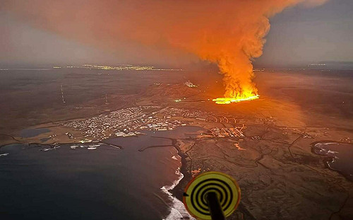 冰島火山爆發連開2大裂縫 熔岩海吞3屋險滅村