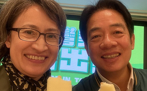 賴蕭配謝黨工嗑枝仔冰 吸2萬網友呼：融化了！