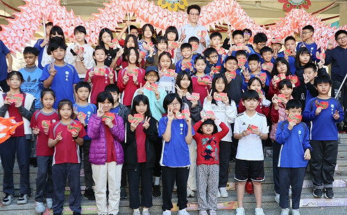 寒假前陳其邁送溫馨禮 高市國小、幼兒園學童獲龍年開運小紅包