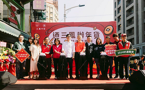 高雄過好年商圈活動起跑    陳其邁首發紅包分送好運與喜氣  