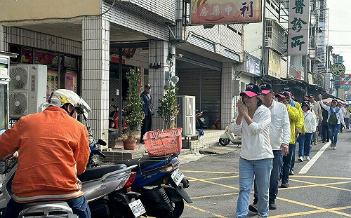 徒步謝票遇小朋友熱情跳「科目三」歡迎！蘇治芬：雲林未來的希望