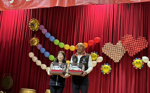 陽光滿滿捐贈復康巴士 中市社會局長廖靜芝回贈獎牌