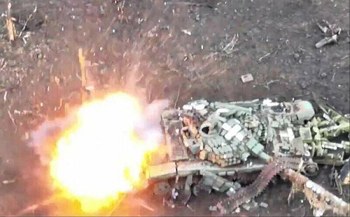 (影)俄羅斯士兵驚覺遭烏克蘭無人機鎖定拔腿狂奔 十秒內被追上爆炸 