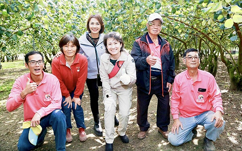 在美國超過3年沒吃棗子 蕭美琴赴高雄果園大讚很甜