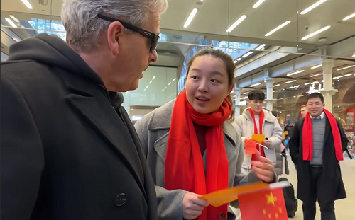 (影)英國鋼琴家倫敦商場演奏 竟遭小粉紅要求「遵守中國法律」不准錄影