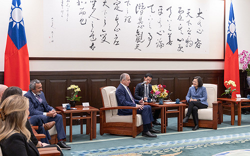 美國「國會台灣連線」會見蔡英文  直言清楚台灣、中國間的巨大差異