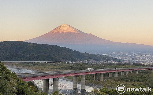 異常高溫影響 富士山創130年來最晚初雪紀錄  