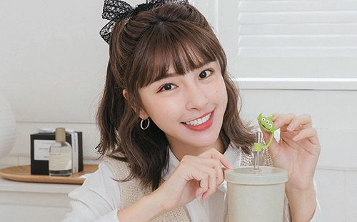 峮峮火辣寫真集「中正大學圖書館」借得到！網暴動：很懂學生要什麼