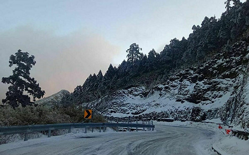 積雪結冰未融！公路局：武嶺至松雪樓  建議四輪傳動 雪鏈