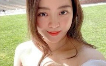 她左手洋槍、右手五星旗！在英小粉紅劉夢穎稱受威脅 反遭網友起底