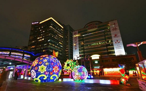 春節賞燈+參拜祈福！台北「最長跨街燈海」在城隍廟