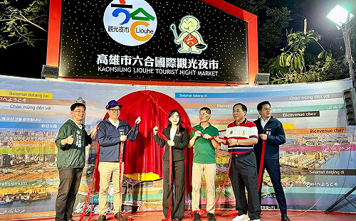 六合夜市拜早年 陳其邁發小紅包、大展歌喉