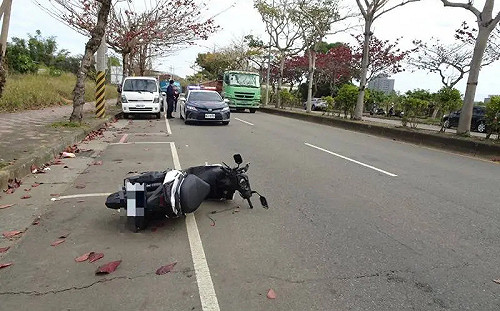 20歲男騎士自撞分隔島 緊急送醫宣告不治