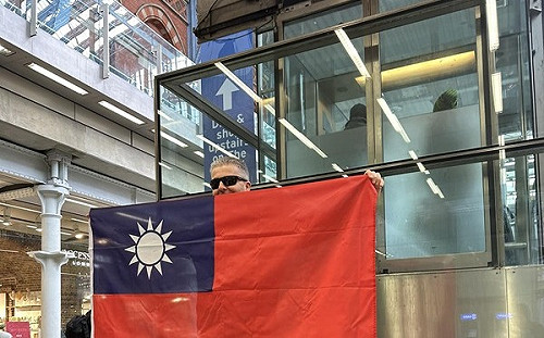 高舉中華民國國旗高調挺台灣！英國鋼琴家再出奇招反制中國小粉紅
