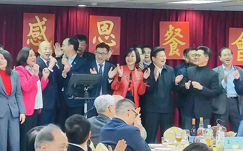 國民黨尾牙韓國瑜率眾立委大合唱   連7年沒發年終只領8千禮卷 