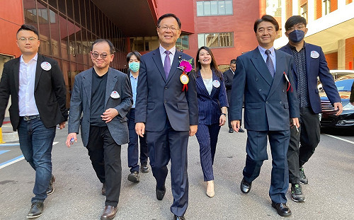 揭周萬來對新科立委細心講解議事規則  張啟楷：跑國會新聞時  天天找他報到　