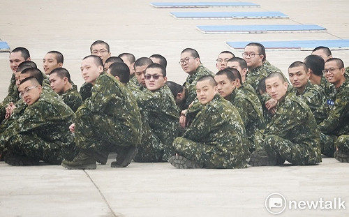 現場直擊》首批一年期義務役新兵受媒體關注 新兵臉龐寫著滿滿的好奇心