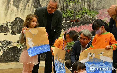 5歲幼兒看80歲畫家作品 渾墨華滋─顏聖哲大地行吟彩墨畫展熱鬧登場