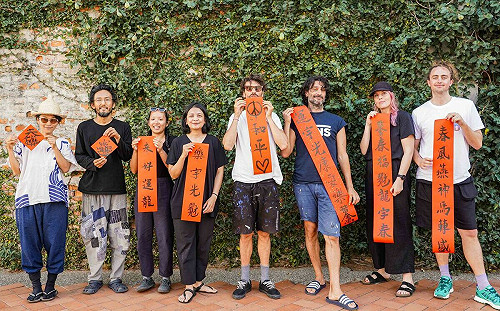 駁二藝術家駐村2024年「開村」大吉 寫春聯揭國際藝術交流序幕