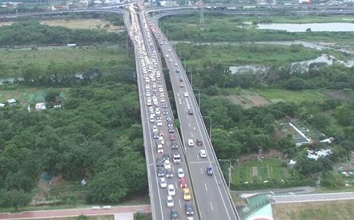 國道返鄉車潮湧現！預估晚間19時逐漸紓解