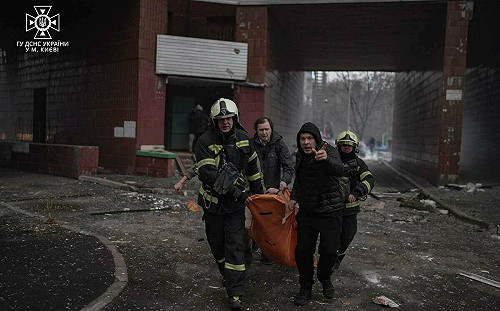 (影)俄羅斯大規模攻擊基輔 大樓著火、電力中斷