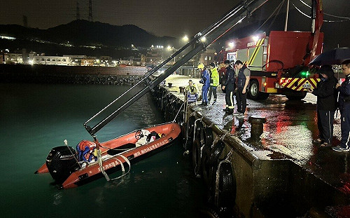基隆外木山漁港轎車落海  車內無人持續搜索