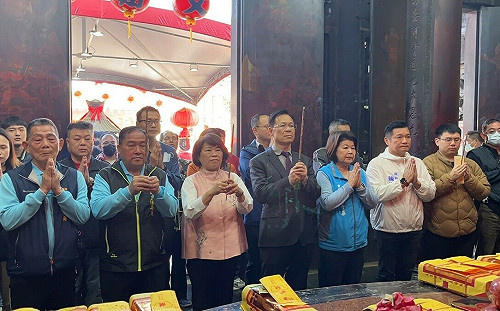 立委張啟楷返鄉嘉義拜廟 巧遇黃敏惠一起發紅包受歡迎