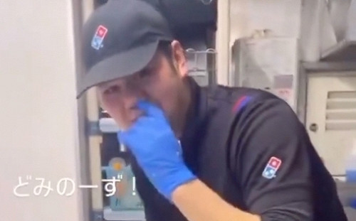 日本又爆餐飲店惡搞！員工拍片「挖鼻屎揉麵團」 達美樂火速致歉