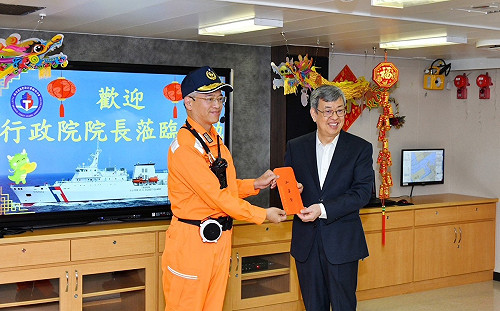 春節視察新竹艦慰勉海巡同仁  陳揆：持續挹注資源優化執法環境