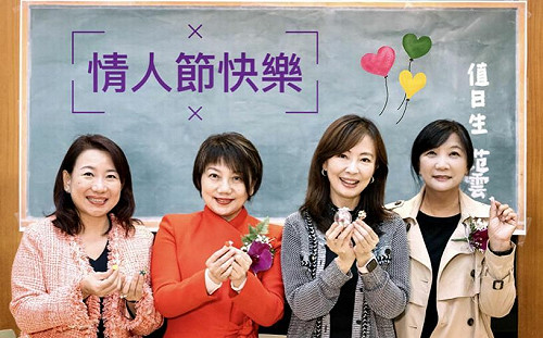 萬老師帶領教師立委 製作不凋玫瑰慶祝西洋情人節