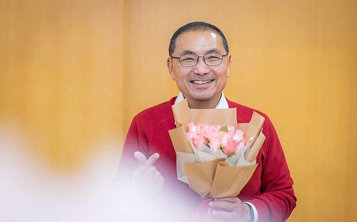 情人節捧玫瑰大方示愛 侯友宜：我會甲你牽條條