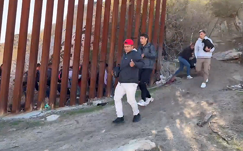 (影) 大量中國人「潤」美! 北京：堅決打擊非法移民反對抹黑 卻被這照片洩底