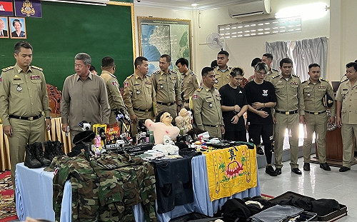 「晚安小雞」疑造假遭逮捕  柬埔寨警方記者會驚現鬼臉面具、假槍、假血 