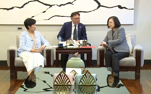 (影)接見日本東京都知事 總統盼加深交流合作、讓台日關係越來越好