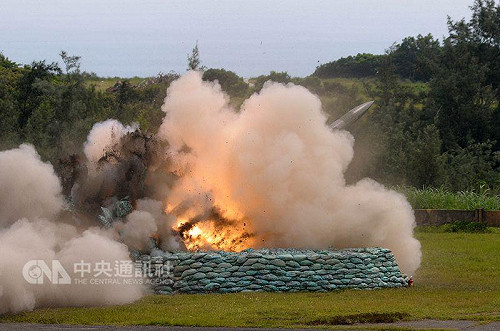 鷹式飛彈空中爆炸  村長怒號召村民出草