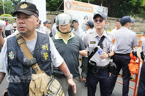 總統車隊遭攔 警：14人涉案依法究辦