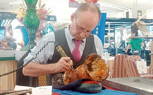 水晶雕刻大師新春特展     移師高雄統一時代百貨