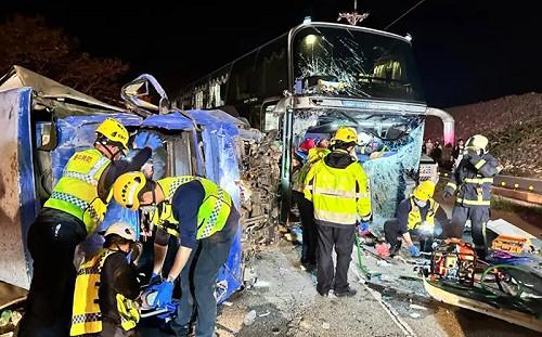 遊覽車、貨車對撞釀多人傷　消防員緊急搶救