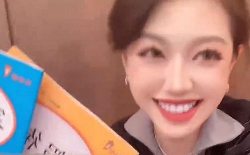 (影) 這下全世界都知道他沒寫作業了!  陸網紅稱巴黎撿到小一作業 網疑虛構