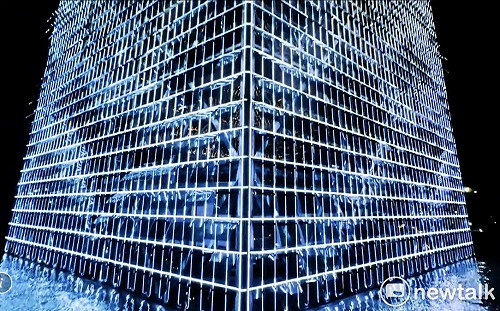 台灣燈會「城里有光展區」  16公尺高「∞立方」試燈搶先看